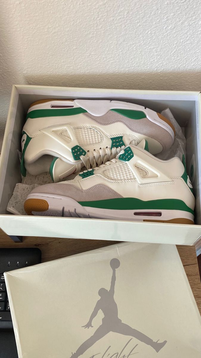 AJ4 Retro SB Pine Green