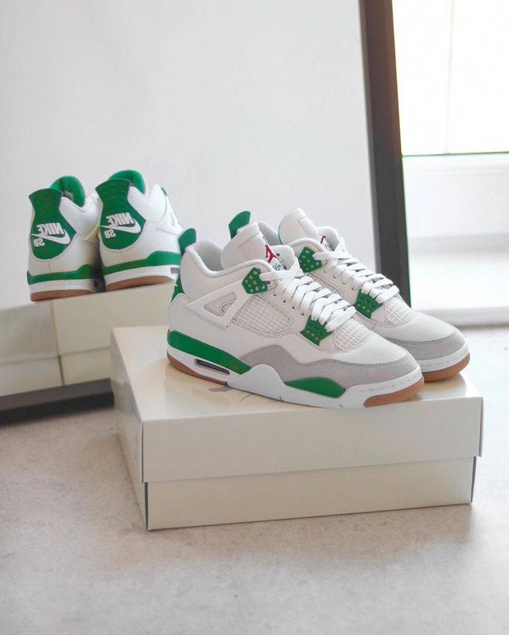 AJ4 Retro SB Pine Green